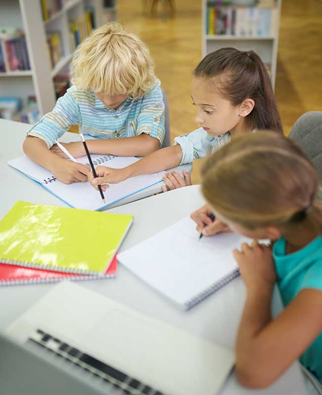 Παιδιά Δημοτικού / Γυμνασιου παρακολουθούν το τμήμα παραγωγής και ανάπτυξης γραπτού λόγου στο After School στην Πρέβεζα